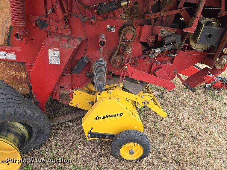 image for item ET1177 New Holland BR7090 round baler