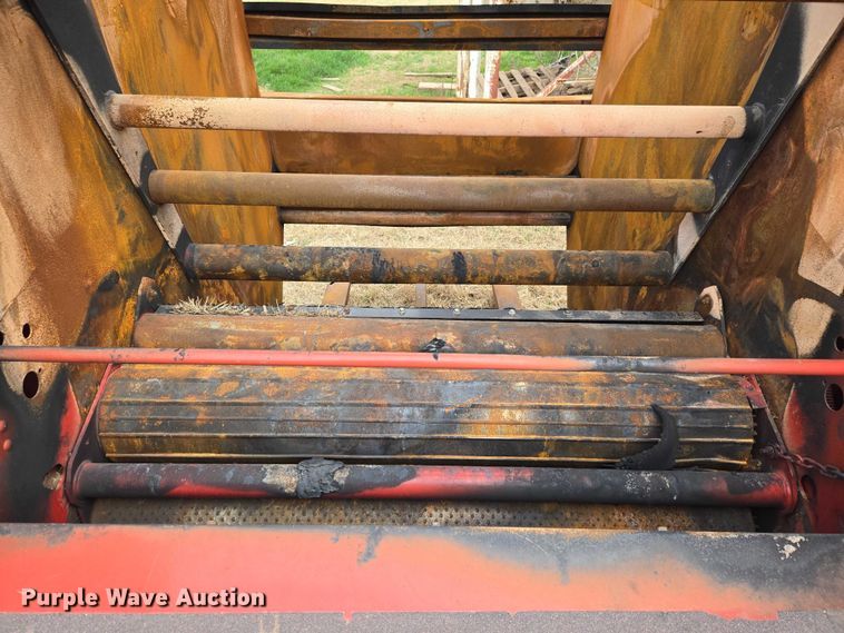 image for item ET1177 New Holland BR7090 round baler