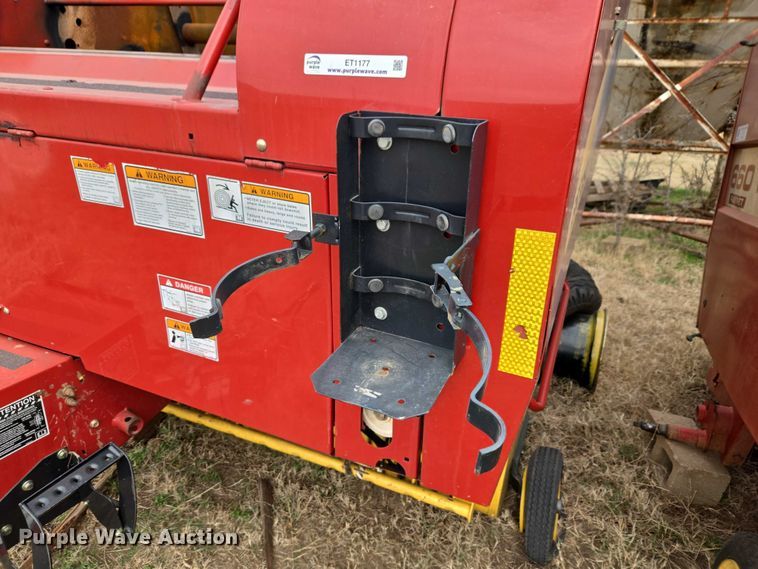 image for item ET1177 New Holland BR7090 round baler