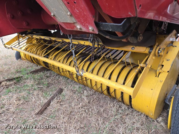 image for item ET1177 New Holland BR7090 round baler