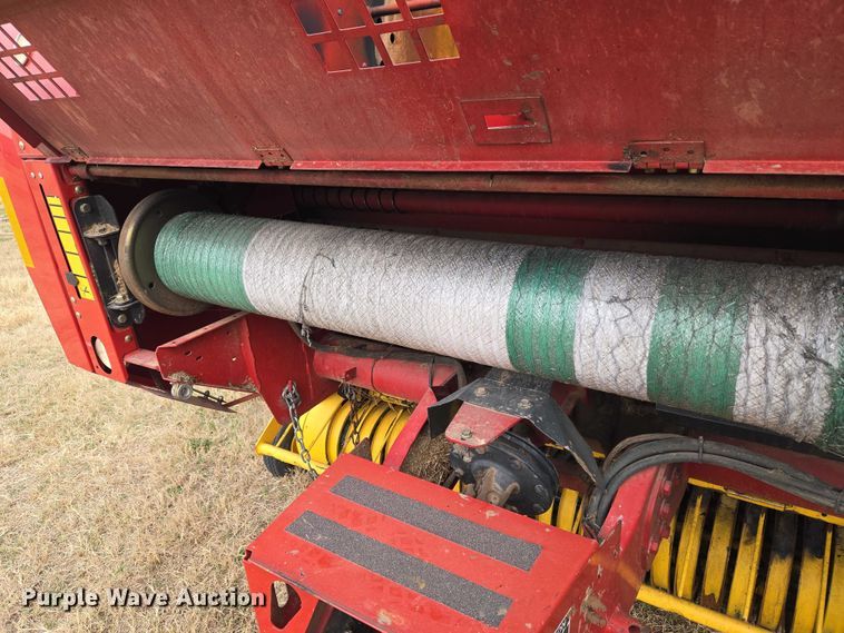 image for item ET1177 New Holland BR7090 round baler