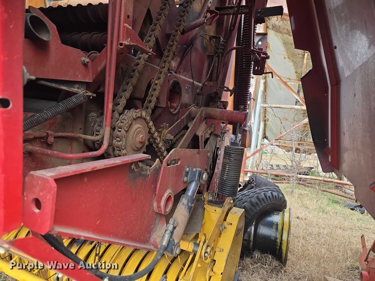 image for item ET1177 New Holland BR7090 round baler