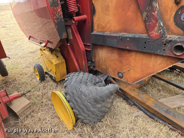 image for item ET1177 New Holland BR7090 round baler