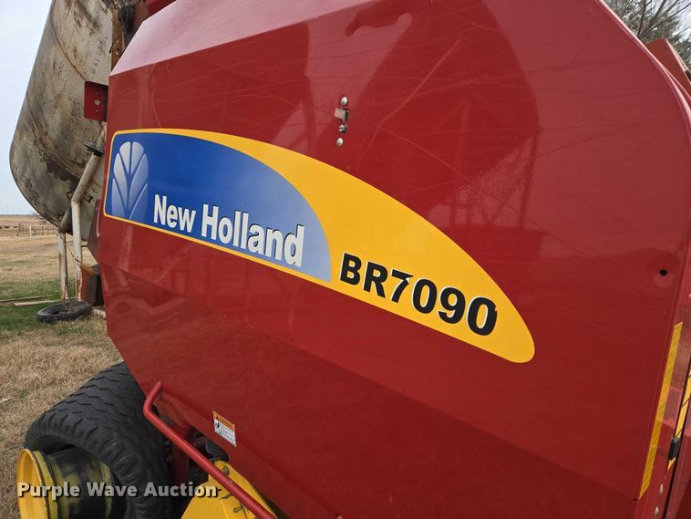 image for item ET1177 New Holland BR7090 round baler