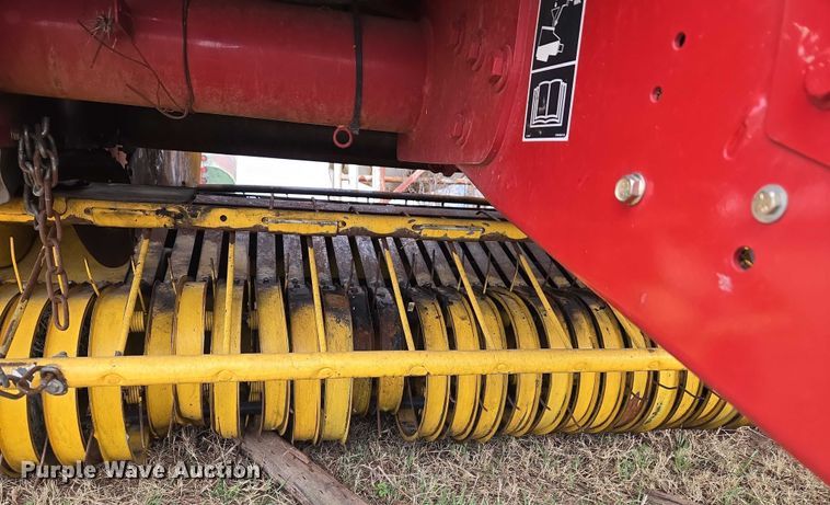 image for item ET1177 New Holland BR7090 round baler