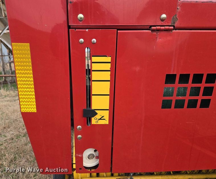 image for item ET1177 New Holland BR7090 round baler