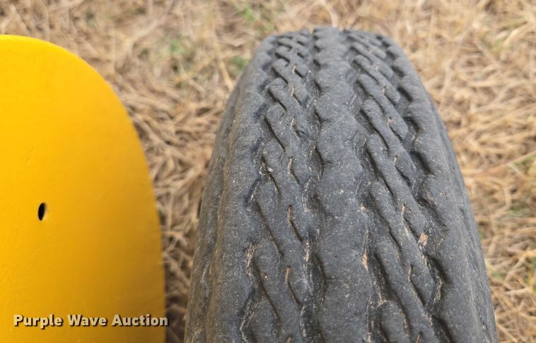 image for item ET1177 New Holland BR7090 round baler