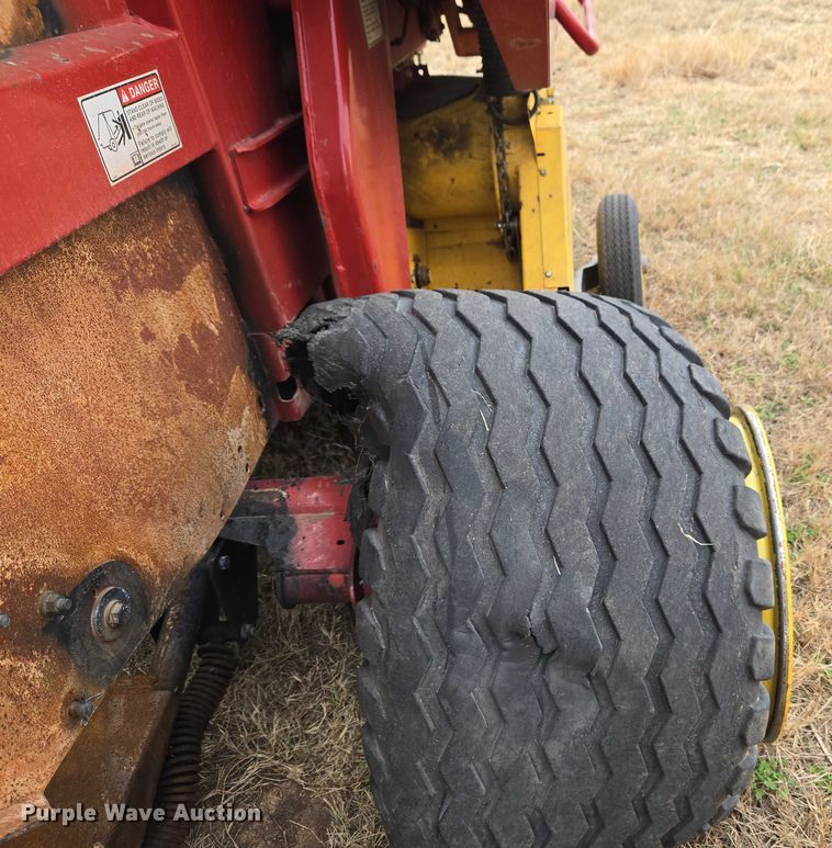 image for item ET1177 New Holland BR7090 round baler