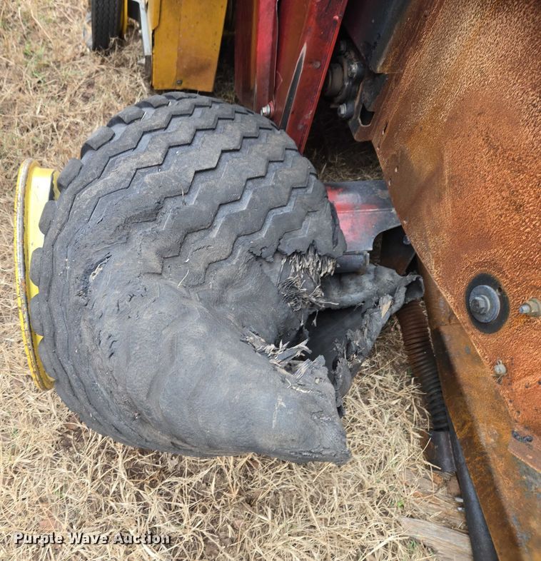 image for item ET1177 New Holland BR7090 round baler