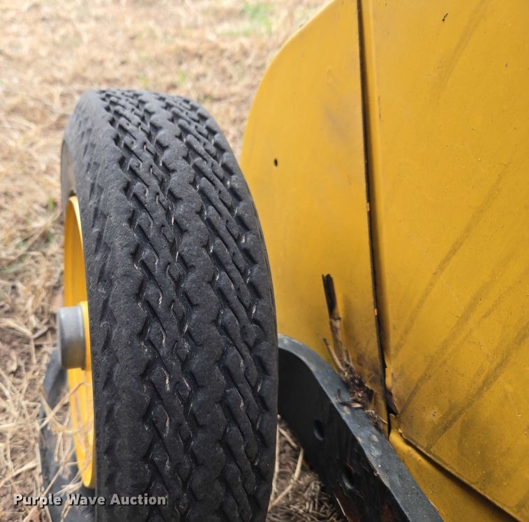 image for item ET1177 New Holland BR7090 round baler