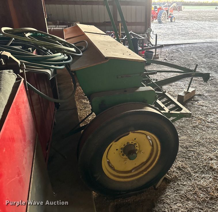 image for item ET4346 John Deere DF 168B  grain drill