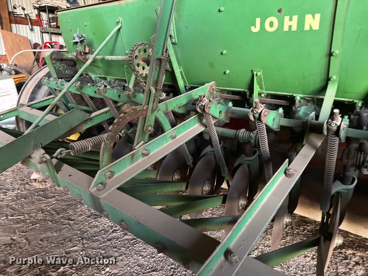 image for item ET4346 John Deere DF 168B  grain drill