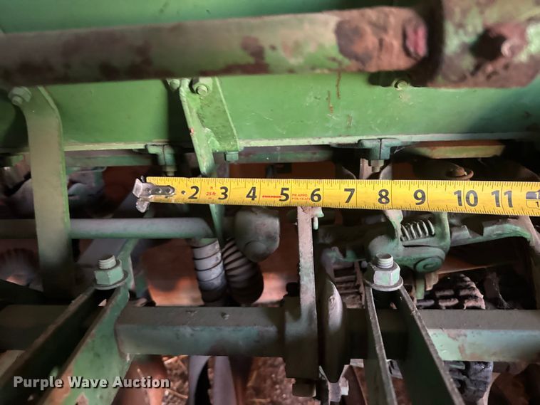 image for item ET4346 John Deere DF 168B  grain drill