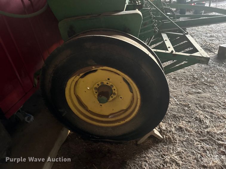 image for item ET4346 John Deere DF 168B  grain drill