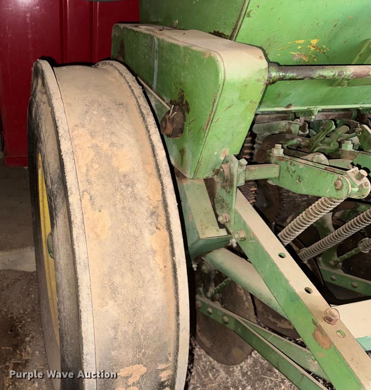 image for item ET4346 John Deere DF 168B  grain drill