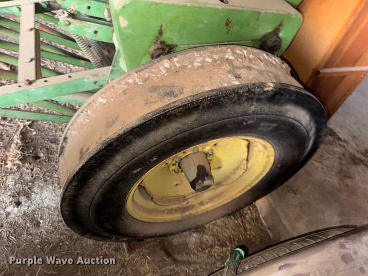 image for item ET4346 John Deere DF 168B  grain drill