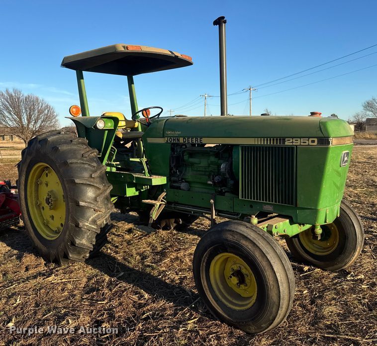 image for item ET4348 1983 John Deere 2950 tractor