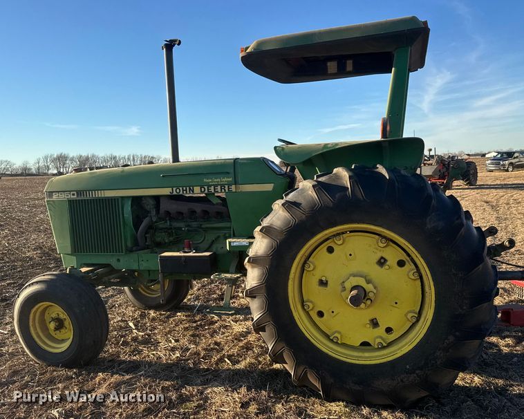 image for item ET4348 1983 John Deere 2950 tractor