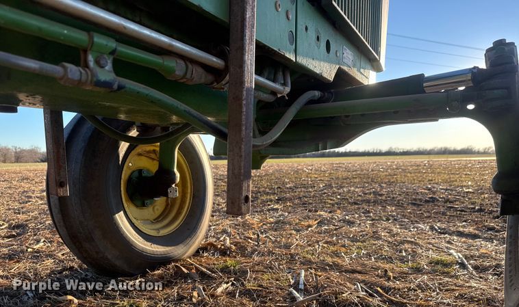 image for item ET4348 1983 John Deere 2950 tractor