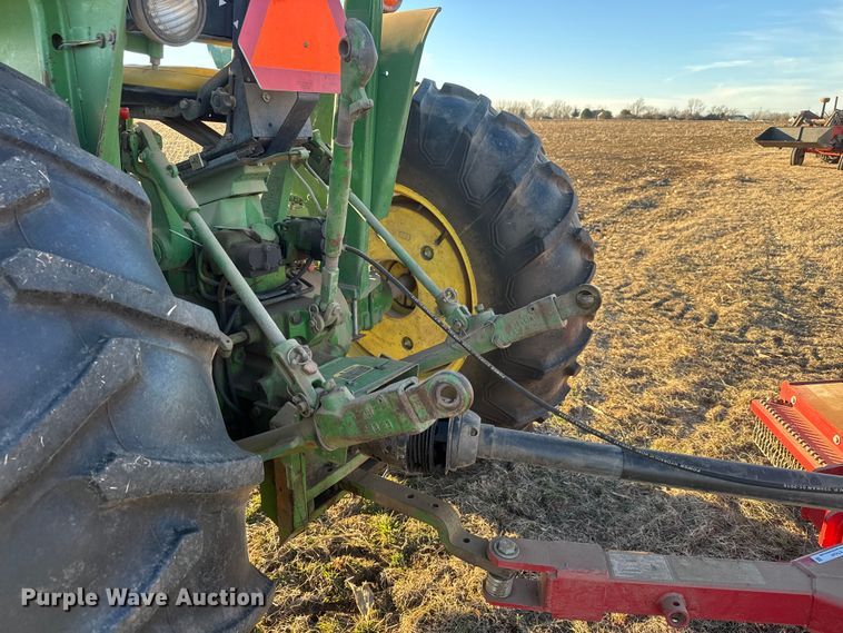 image for item ET4348 1983 John Deere 2950 tractor