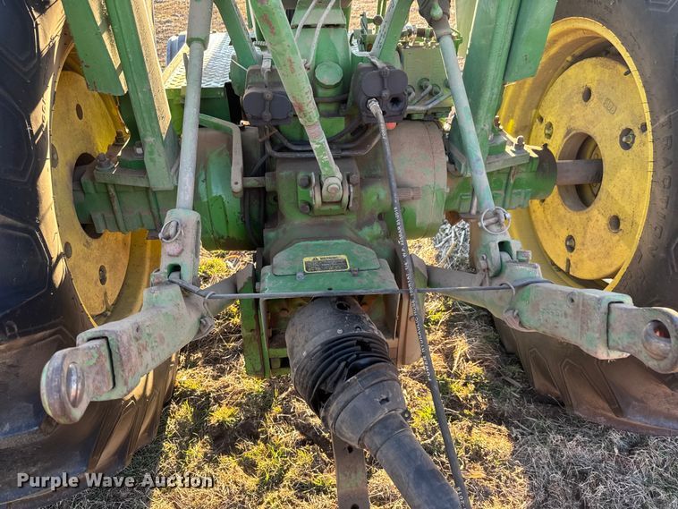 image for item ET4348 1983 John Deere 2950 tractor