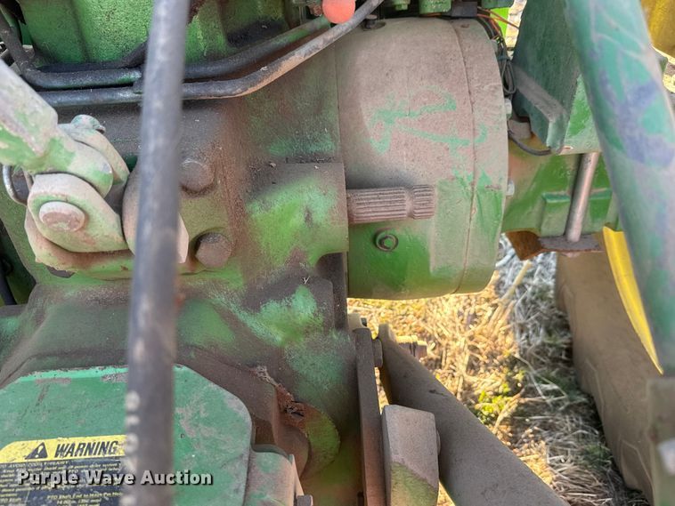 image for item ET4348 1983 John Deere 2950 tractor