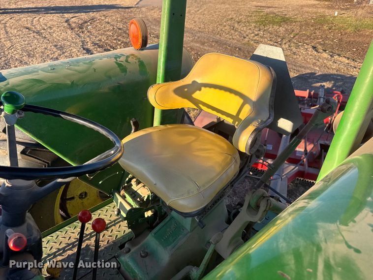 image for item ET4348 1983 John Deere 2950 tractor