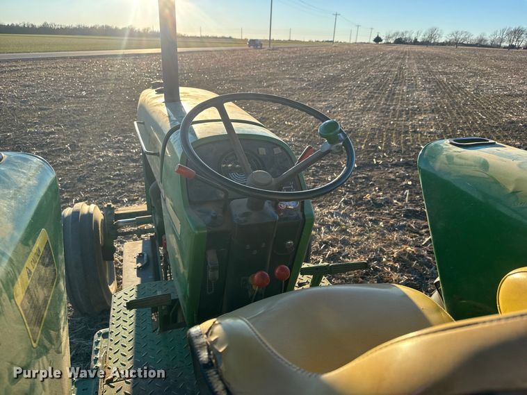 image for item ET4348 1983 John Deere 2950 tractor