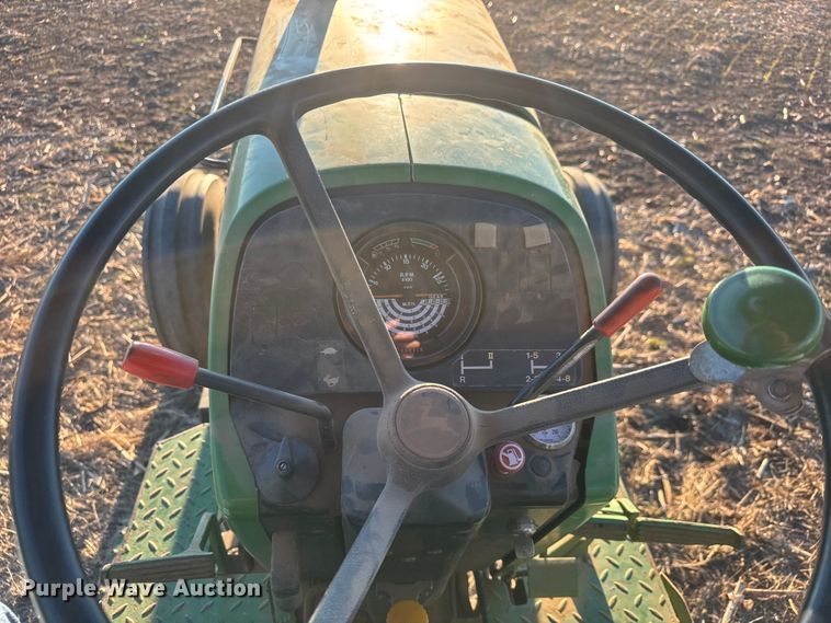 image for item ET4348 1983 John Deere 2950 tractor