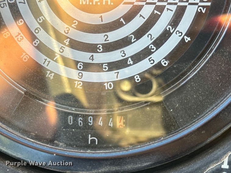 image for item ET4348 1983 John Deere 2950 tractor