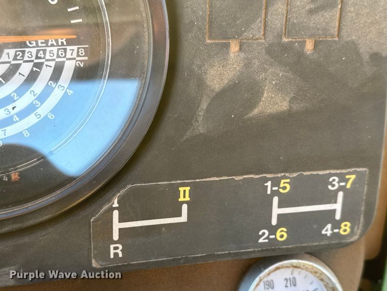 image for item ET4348 1983 John Deere 2950 tractor