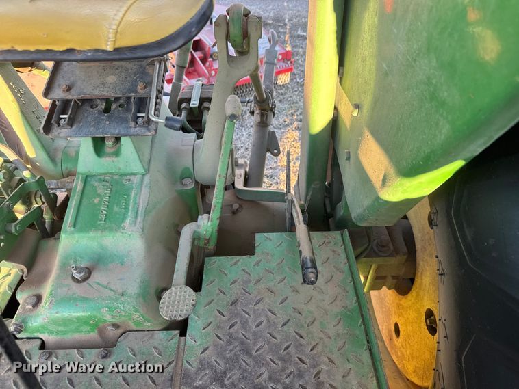 image for item ET4348 1983 John Deere 2950 tractor