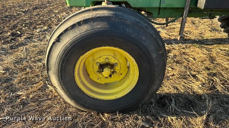 image for item ET4348 1983 John Deere 2950 tractor