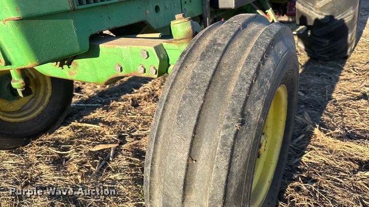 image for item ET4348 1983 John Deere 2950 tractor