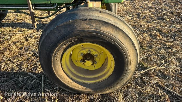 image for item ET4348 1983 John Deere 2950 tractor