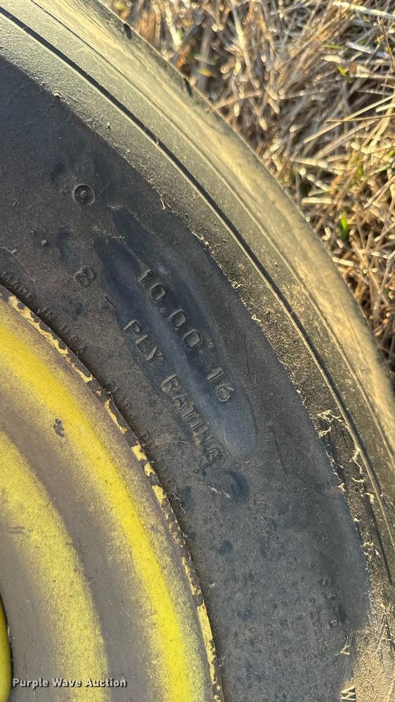 image for item ET4348 1983 John Deere 2950 tractor