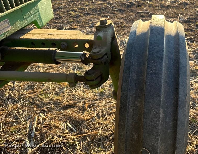 image for item ET4348 1983 John Deere 2950 tractor