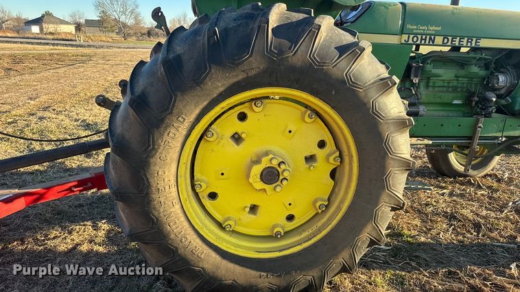 image for item ET4348 1983 John Deere 2950 tractor