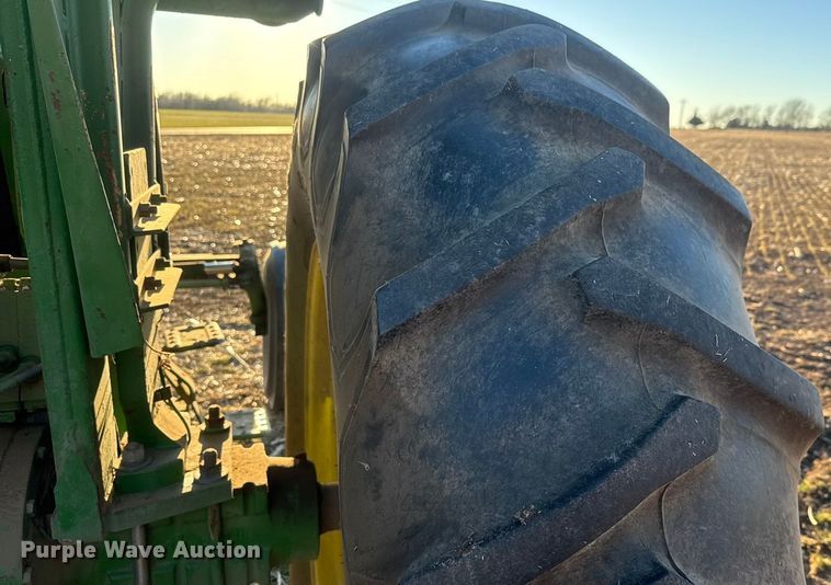 image for item ET4348 1983 John Deere 2950 tractor