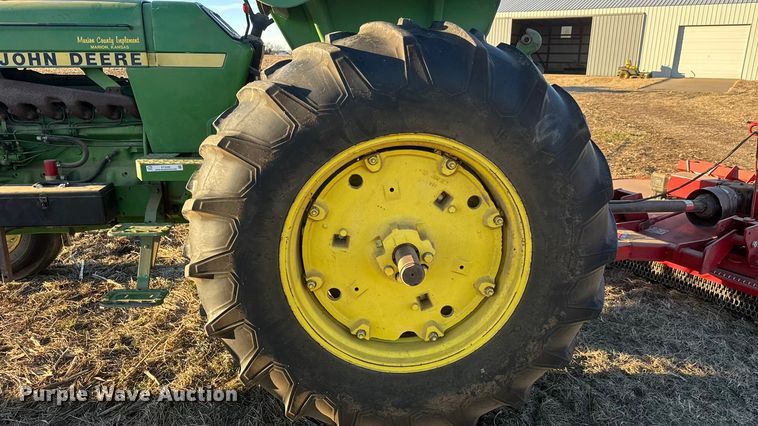 image for item ET4348 1983 John Deere 2950 tractor