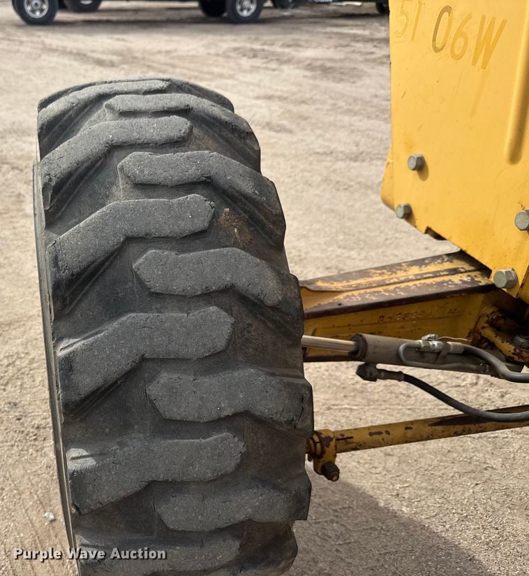 image for item ET4356 1999 New Holland 545D tractor