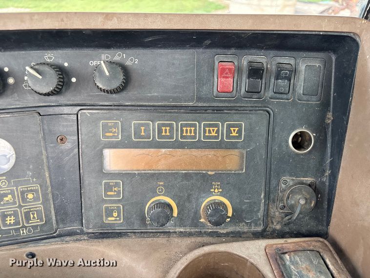 image for item EU7161 1995 John Deere 8200 MFWD tractor