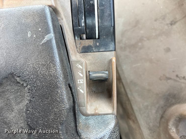 image for item EU7161 1995 John Deere 8200 MFWD tractor