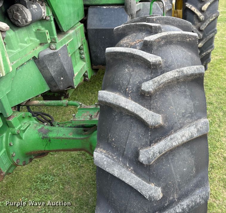 image for item EU7161 1995 John Deere 8200 MFWD tractor