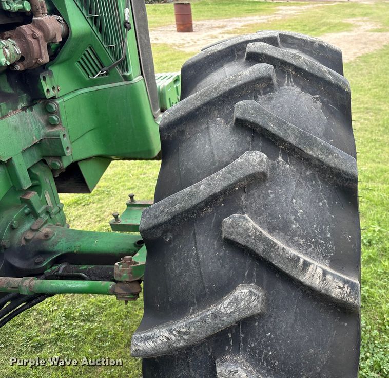 image for item EU7161 1995 John Deere 8200 MFWD tractor