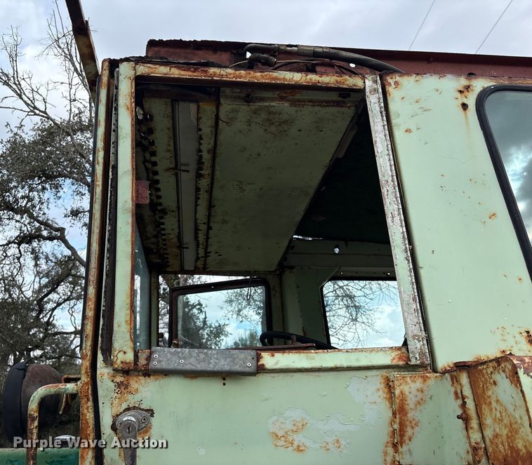 image for item EU7331 Oliver tractor