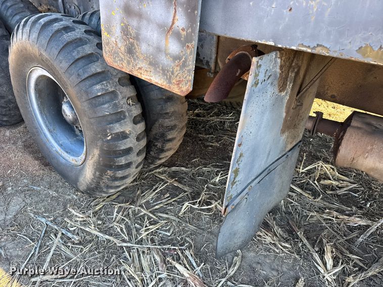 image for item FB0572 1953 IHC M62 tow truck