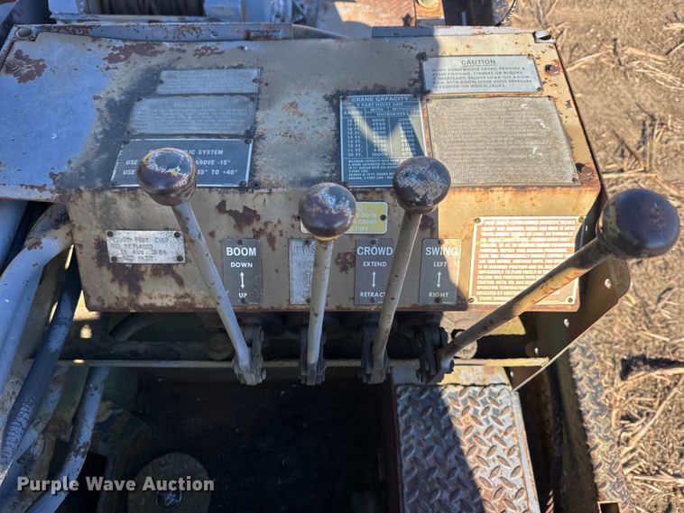 image for item FB0572 1953 IHC M62 tow truck