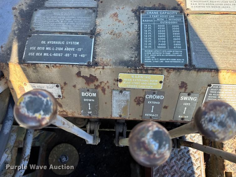 image for item FB0572 1953 IHC M62 tow truck