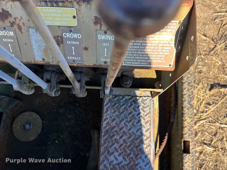 image for item FB0572 1953 IHC M62 tow truck